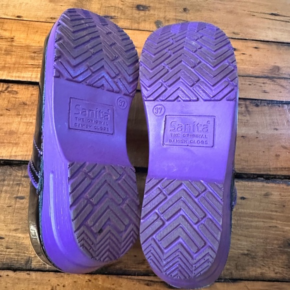 Patent black w purple bottom size 37 Sanita clogs - Picture 3 of 5